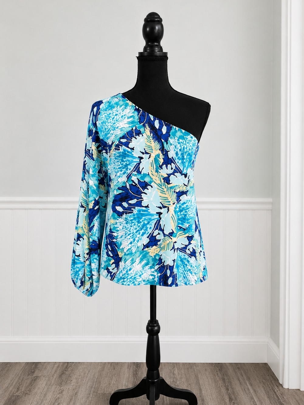 •Gili One Sleeve Floral Print Top